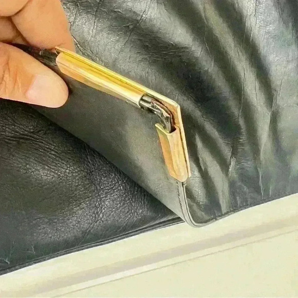 VINTAGE LEATHER SHOULDER BAG  GOLD HARDWARE - Picture 5 of 13